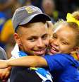 Estrela do Golden State Warriors, Stephen Curry, acompanhado da filha, é atuante na causa pela equidade de gênero.  Foto: Kelley L Cox-USA TODAY Sports