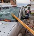 Em Paderborn, árvores e outras estruturas atingiram carros que estavam na rua  Foto: DW / Deutsche Welle