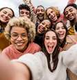 Nutrir a saúde social é fundamental para outros pilares do bem-estar  Foto: Davide Angelini / Adobe Stock