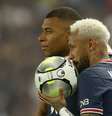 Neymar e Mbappé, atletas do PSG  Foto: REUTERS/Christian Hartmann