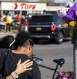 Pessoas se abraçam no local onde ocorreram assassinatos em Buffalo  Foto: Getty Images / BBC News Brasil
