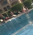Mulher traída joga roupas do namorado em piscina de hotel  Foto: Reprodução | TikTok