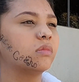 Tayane, de 18 anos, relata que teve o rosto tatuado à força pelo ex-namorado,   Foto: Reprodução/TV Vanguarda