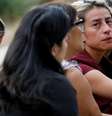 Pessoas choram perto de centro cívico para onde crianças que sobreviveram a ataque foram levadas  Foto: Reuters / BBC News Brasil