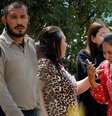 Famílias se consolam após ataque a tiros contra escola no Texas  Foto: Reuters / BBC News Brasil