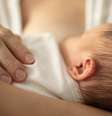 Mães trans podem amamentar graças a estratégias como controle hormonal e bombinha de succção  Foto: iStock