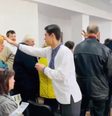 Obreiros da Universal abençoam ucranianos na inauguração de templo da igreja em Lviv, no oeste da Ucrânia, em 24 de abril  Foto: Reprodução/Universal / BBC News Brasil