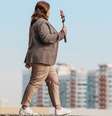 Executiva acima do peso caminhando com smartphone  Foto: Getty Images / BBC News Brasil
