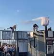 Torcedores pulam a grande de estádio da final da Liga dos Campeões  Foto: Reprodução/Twitter