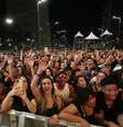 Público acompanha show do cantor Vitor Kley, que se apresenta no palco montado no Vale do Anhangabaú, na Virada Cultural  Foto:  Alex Silva / Estadão