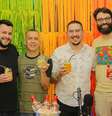 Os apresentadores Isaque Criscuolo e Renato Viterbo com os convidados do dia
  Foto: Papu