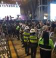Policiais observam o público durante show da Virada Cultural em São Paulo  Foto: Leco Viana/The News2 / Estadão