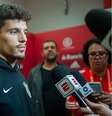 Rafael Ramos fez uma breve declaração à imprensa após ser liberado pelos policiais no Beira-Rio. Na ocasião, ele afirmou não ter usado termo racista contra Edenilson  Foto: MAX BECHERER/DIA ESPORTIVO/ESTADÃO CONTEÚDO