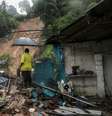 Morador observa destruição causada pelas chuvas em Recife   Foto: Reuters
