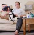 Brian Turner recebe o Crédito Universal (similar ao Bolsa Família/Auxílio Brasil) e vive com seu cão Rocky em um apartamento térreo  Foto: Laurence Cawley/BBC / BBC News Brasil