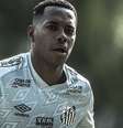 Robinho, segundo pessoas de sua confiança, estaria vivendo de forma discreta na Baixada Santista, agora o oposto daquele atleta sorridente, divertido e confiante  Foto:  Ivan Storti/Santos FC