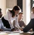 Inteligência emocional é fator chave para o bem-estar no trabalho e na vida pessoal  Foto: Fizkes / Adobe Stock