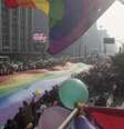 Parada do Orgulho LGBT+ de 1998 ocupa a Avenida Paulista com balões de arco-íris; à época, evento ainda carregava o nome de 'Orgulho Gay'   Foto: MILTON MACHIDA / ESTADÃO