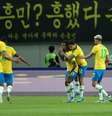 Jogadores celebram gol de Gabriel Jesus em amistoso   Foto: Kim Hong-Ji / Reuters