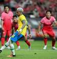 Neymar marcou duas vezes de pênalti  Foto: Kim Hong-Ji / Reuters