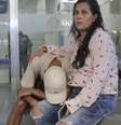 Lucas Rocha, pai da menina baleada, é consolado na porta do Hospital Miguel Couto       Foto: Marcos Porto / Estadão