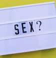 Abajour ilustrado com a pergunta 'Sex?'  Foto: Getty Images / BBC News Brasil