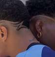 Imagem enquadra dois jovens negros em perfil com desenhos na lateral da cabeça  Foto:  Willyam Nascimento / Alma Preta