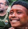 O indigenista Bruno Araújo Pereira (ao centro), servidor da Funai que sumiu enquanto se deslocava de barco  Foto: Divulgação/Funai / BBC News Brasil