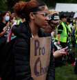 Mulher segura cartaz pró-escolha em protesto  Foto: Getty Images / BBC News Brasil