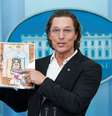 Matthew McConaughey segura desenho de uma das crianças assassinadas no tiroteio em escola de Uvalde   Foto: Reuters