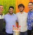 Os apresentadores Isaque Criscuolo e Renato Viterbo com os convidados do episódio  Foto: Reprodução