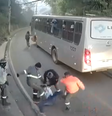 Alguns dos homens chegaram a espancar o assaltante, que acabou caindo na via e recebeu chutes  Foto: Reprodução