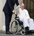 Papa chega de cadeira de rodas para evento no Vaticano  Foto: ANSA / Ansa - Brasil