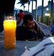 São Paulo amanhece com frio intenso nesta segunda-feira; Governo do Estado acolhe pessoas em situação de rua dentro de estação do metrô  Foto: Marcelo Camargo/ Agência Brasil / Estadão
