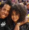 Blue Ivy assiste a jogo de basquete com o pai, Jay-Z.  Foto: Twitter/@nba / Famosos e Celebridades