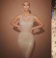 Kim Kardashian causou por surgir no tapete vermelho usando um vestido original de Marilyn Monroe  Foto: Instagram/@kimkardashian e @marilynmonroecollection / Alto Astral