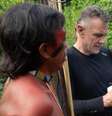 Dom Phillips em conversa com moradores da Amazônia durante uma de suas viagens à Amazônia  Foto: Reuters