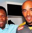 Pelé e Edinho - Santos - Rei do Futebol, Pelé é pai de Edinho, ex-goleiro que também defendeu o Santos na década de 1990.  Foto: Divulgação / Lance!