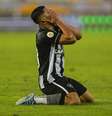 Erison, jogador do Botafogo, lamenta chance perdida durante partida contra o Avaí   Foto:  Thiago Ribeiro/AGIF / Gazeta Press