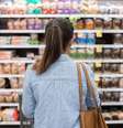 Entre várias opções de marcas e preços, qual produto você escolhe: o melhor ou o mais barato?  Foto: Istock