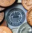 Dólares e símbolo do Federal Reserve  Foto: AFP / BBC News Brasil