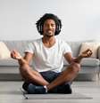 Meditação pode ser realizada a qualquer hora e ser parte da rotina  Foto: Prostock-studio / Adobe Stock