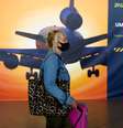 Mulher chega ao aeroporto de Faro, em Portugal   Foto: Pedro Nunes / Reuters