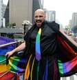 Tiago Abravanel exibe o look escolhido para se apresentar na 26ª Parada do Orgulho LGBT+ de São Paulo, na avenida Paulista, região central da capital paulista  Foto: Eduardo Martins/Agnews 
