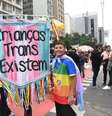 Parada LGBT+ de São Paulo teve bandeira em apoio a crianças trans  Foto: Celso Luix/Código19 / Estadão
