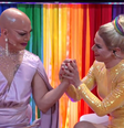 As drag queens Ikaro Kadoshi e Alexia Twister se emocionaram ao encerrar a transmissão  Foto: Reprodução