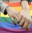 Pessoas dão as mãos depois de tribunal decidir sobre legalidade do casamento entre pessoas do mesmo sexo em Sapporo, no norte do Japão  Foto: Reuters