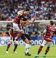 Rodrigo Caio, do Flamengo, durante partida contra o Atlético MG  Foto: Rodney Costa/Zimel Press / Gazeta Press