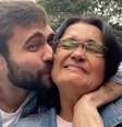 DJ e produtor Gabriel Diniz e a mãe, Kátia, que se emocionou durante show de Pabllo Vittar  Foto: Reprodução Twitter Gabriel Diniz