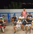 Júlio Soares com os alunos do projeto Amigos da Música @Clarice Rosane/Clube Mural/Agência Mural  Foto: Agência Mural